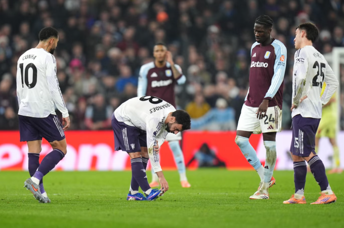 Bruno Fernandes chấn thương và rời sân ngay sau hiệp một. Ảnh: PA Wire