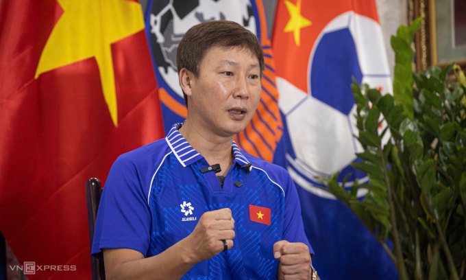 HLV Kim Sang-sik trong cuộc họp báo tại trụ sở LĐBĐ Việt Nam, phường Từ Liêm, Hà Nội sáng 22/12/2025. Ảnh: Sơn Tùng