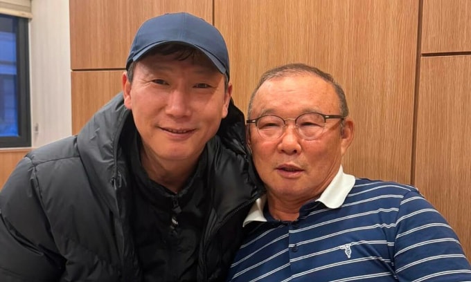 HLV Kim Sang-sik (trái) và Park Hang-seo. Ảnh: FBNV