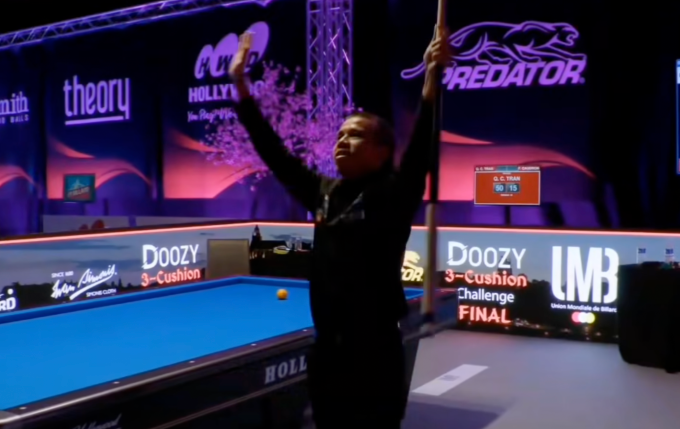 Quyết Chiến mừng ngôi vô địch sau khi đánh bại Caudron  50-15 ở chung kết billiards Blois 3-Cushion Challenge 2025, tối 21/12 tại Pháp. Ảnh: Chụp màn hình