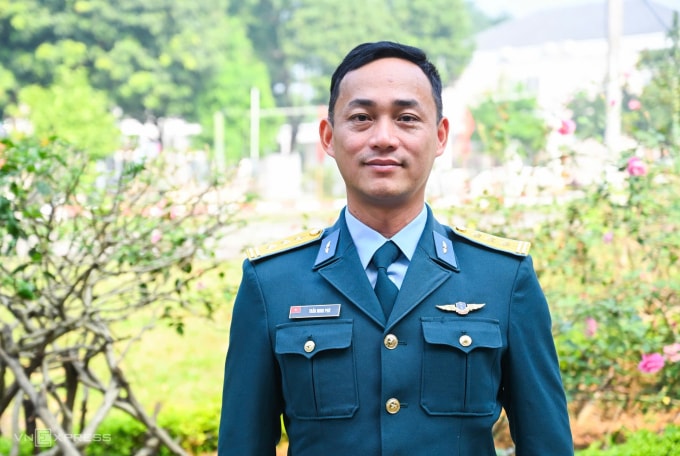 Thượng tá phi công Trần Minh Phú, Phó trung đoàn trưởng Quân huấn Trung đoàn 916. Ảnh: Giang Huy
