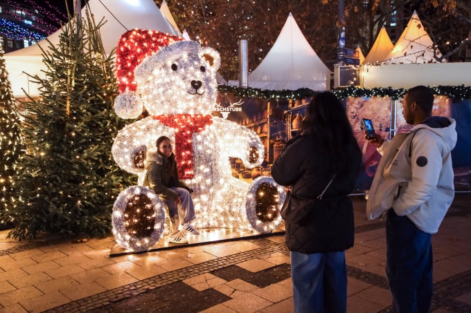 Một góc khu chợ Giáng sinh ở quảng trường Breitscheid tại thủ đô Berlin, Đức ngày 1/12. Ảnh: AFP