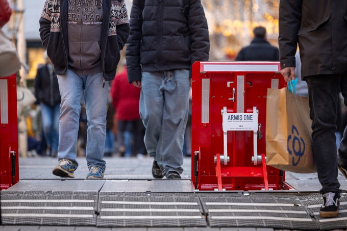 Các rào chắn ngăn nguy cơ xe tải lao vào đám đông ở chợ Giáng sinh tại Bonn, Đức ngày 16/12. Ảnh: AFP