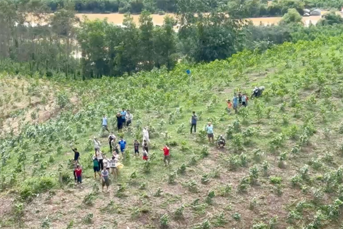 Người dân vùng lụt Lạng Sơn đợi hàng cứu trợ, tháng 10/2025. Ảnh: QCPKKQ