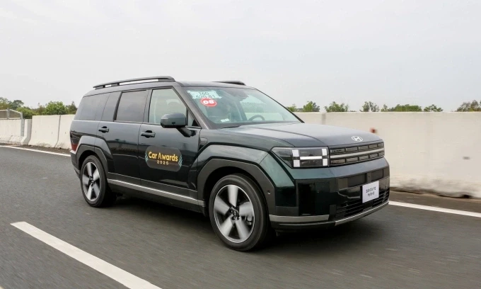 Hyundai Santa Fe bản Hybrid trong hành trình đánh giá xe của giám khảo Car Awards 2025. Ảnh: Lương Dũng