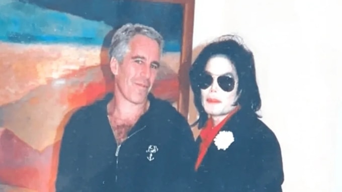 Michael Jackson chụp cùng Epstein. Ảnh: BBC