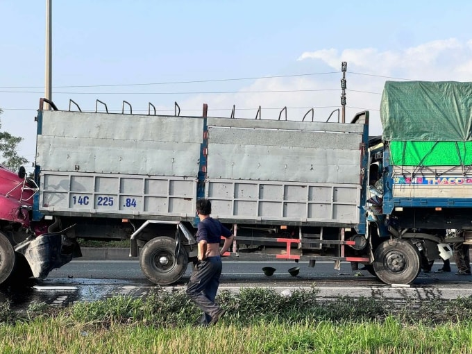 Chiếc xe tải bị ép chặt giữa hai xe lớn khiến một người trong cabin không qua khỏi. Ảnh: Xuân Hoa.