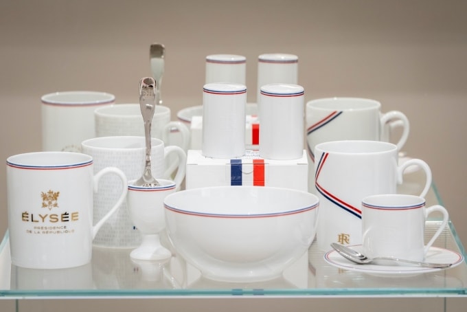Đồ sứ lưu niệm bán tại Điện Elysee. Ảnh: Điện Elysee
