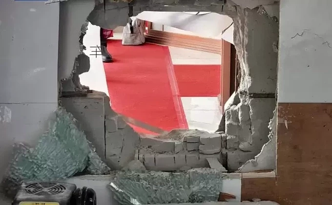 Cửa hàng vàng bạc bị đục một mảng tường lớn trong vụ trộm. Ảnh: Sina