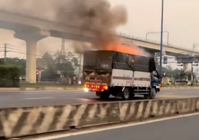 Tài xế lái xe tải chở pin laptop đang bốc cháy đến trụ sở đội cứu hoả. Ảnh: Minh Bằng