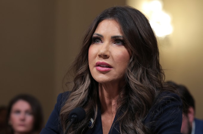 Bộ trưởng An ninh Nội địa Mỹ Kristi Noem điều trần trước Ủy ban An ninh Nội địa Hạ viện tại Washington hôm 11/12. Ảnh: AFP