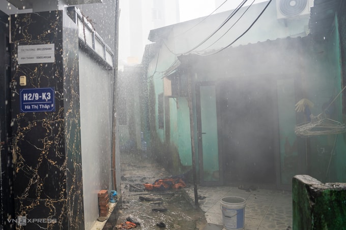 Hẻm phía trước căn nhà cháy chỉ rộng nhỉnh 1 m, gây khó khăn cho việc tiếp cận dập lửa. Ảnh: Nguyễn Đông