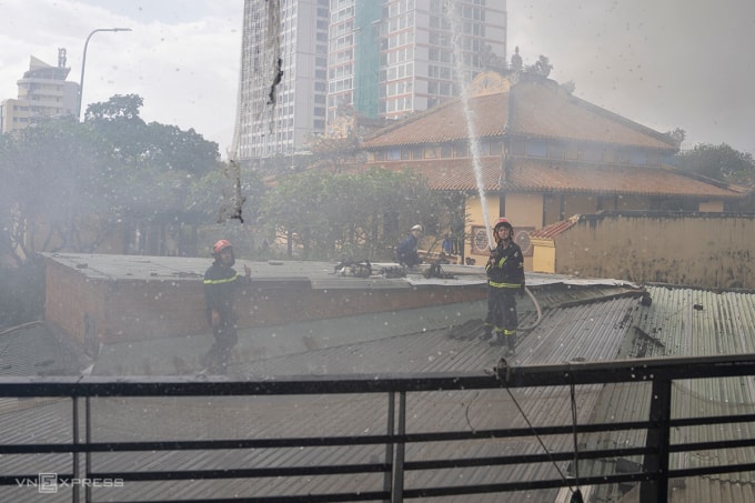 Lính cứu hỏa phải mất gần 2 tiếng mới khống chế được đám cháy diện tích khoảng 100 m2. Ảnh: Nguyễn Đông