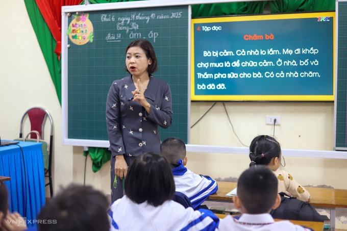 Giáo viên tại một trường Tiểu học ở xã Lam Thành đang giảng bài. Ảnh: Đức Hùng