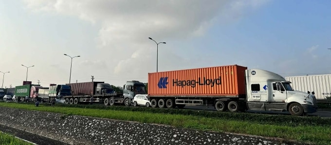 Dòng xe dính vào nhau sau tai nạn. Ảnh: Xuân Hoa