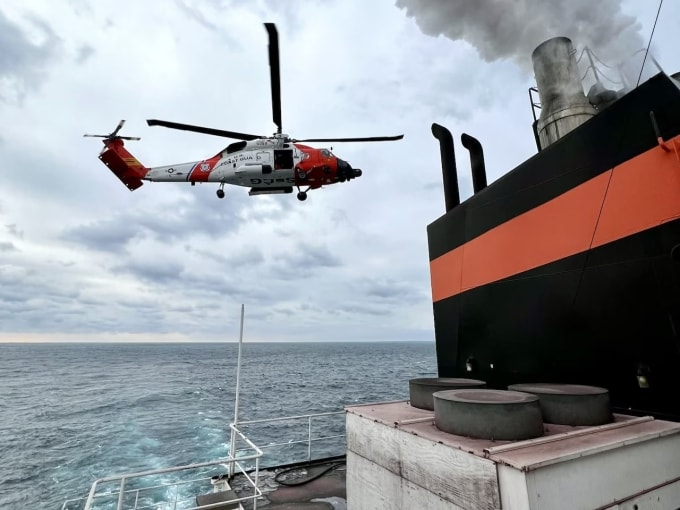 Tuần duyên Mỹ diễn tập đổ bộ lên tàu dầu tại Michigan ngày 17/12. Ảnh: MLive Michigan