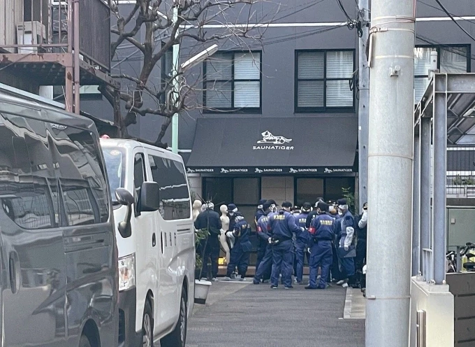 Cảnh sát điều tra hiện trường tại cơ sở tắm hơi SaunaTiger ở Tokyo. Ảnh: Jiji Press