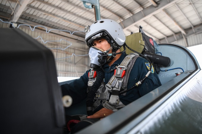 Một sĩ quan đang trong quá trình luyện phi công trên máy bay Yak 130. Ảnh: Giang Huy