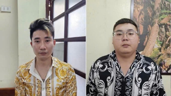 Trần Văn Thành (áo vàng) và Trần Ngọc Tuấn (áo đen trắng) khi bị bắt. Ảnh Xuân Hoa