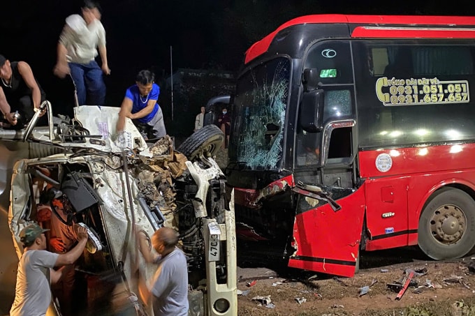 Hiện trường vụ tai nạn sáng sớm nay. Ảnh: Ngọc Oanh