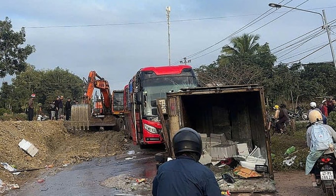 Hiện trường tai nạn sáng sớm nay. Ảnh: Ngọc Oanh