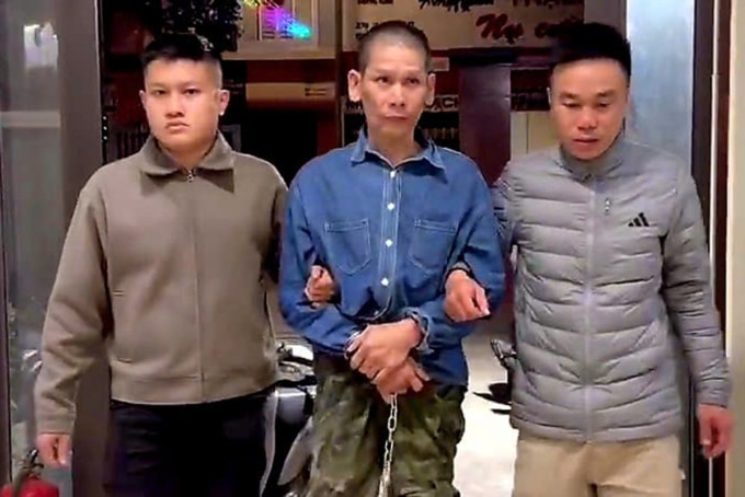 Võ Phi Hải (giữa) lúc bị bắt. Ảnh: Ngọc Oanh