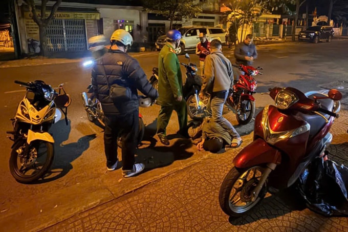 Cảnh sát vây bắt được Võ Phi Hải, đêm 19/12. Ảnh: Ngọc Oanh