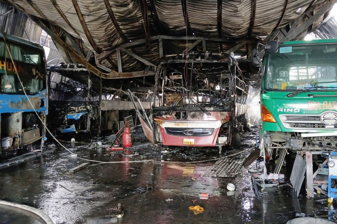 Hai ôtô khách bị thiêu rụi. Ảnh: Ngọc Oanh