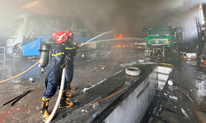 Cảnh sát phun nước dập lửa. Ảnh: Ngọc Oanh