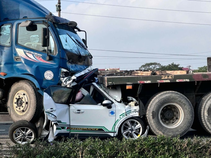 Xe ô tô con bị hư hỏng nặng sau tai nạn, một người trên xe này tử vong. Ảnh: Xuân Hoa