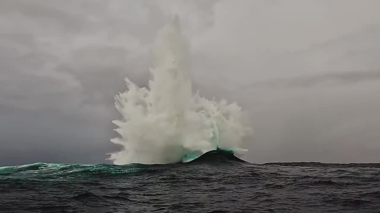 Cột nước phun bất thường giữa biển do sóng va chạm