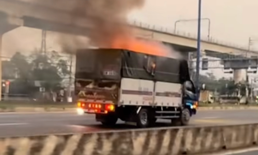 Lái xe chở pin đang bốc cháy chạy 3 km đến trụ sở cứu hỏa