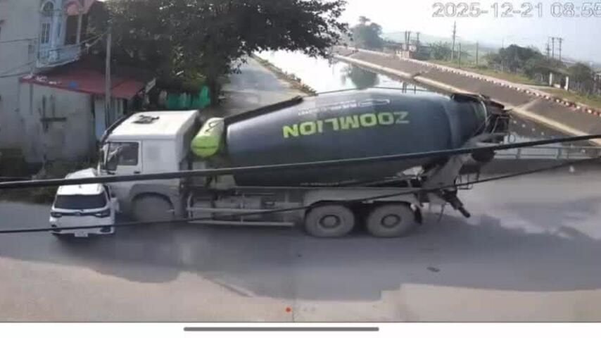 Xe bồn ủi xe con lật xuống mương