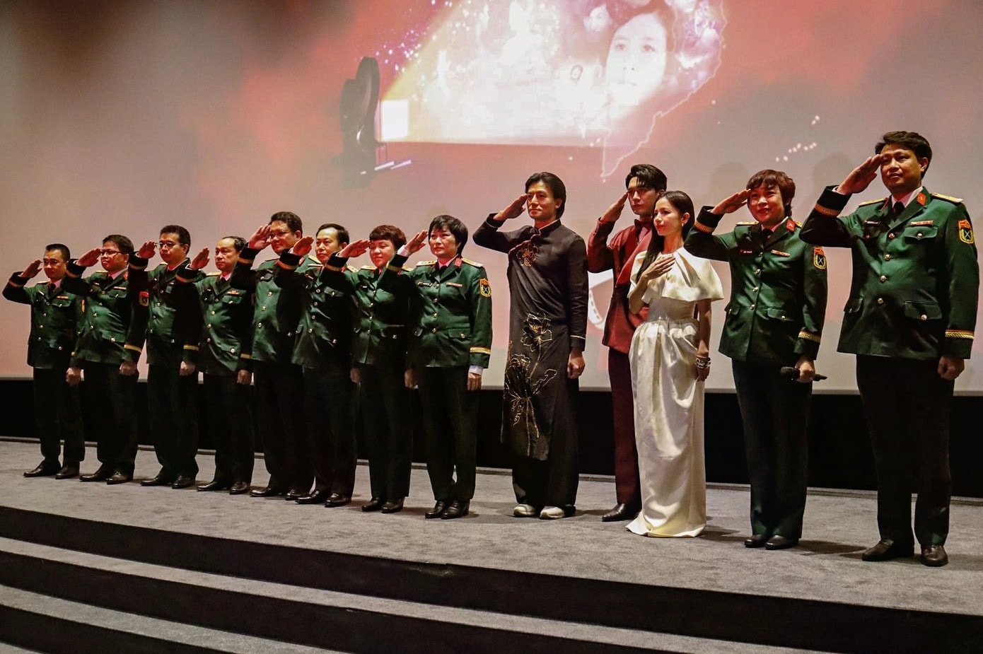 Mưa đỏ ảnh 3 Mua do anh 3