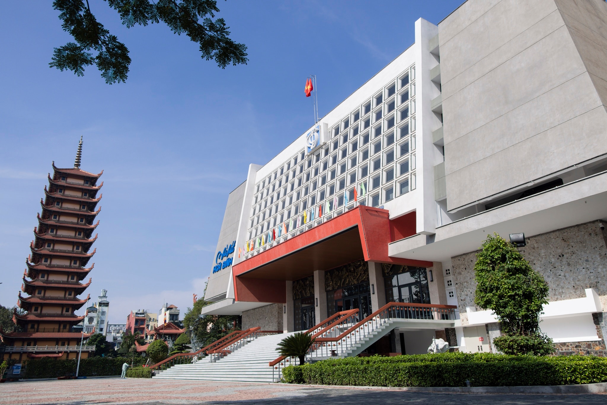 nha hat hoa binh anh 1