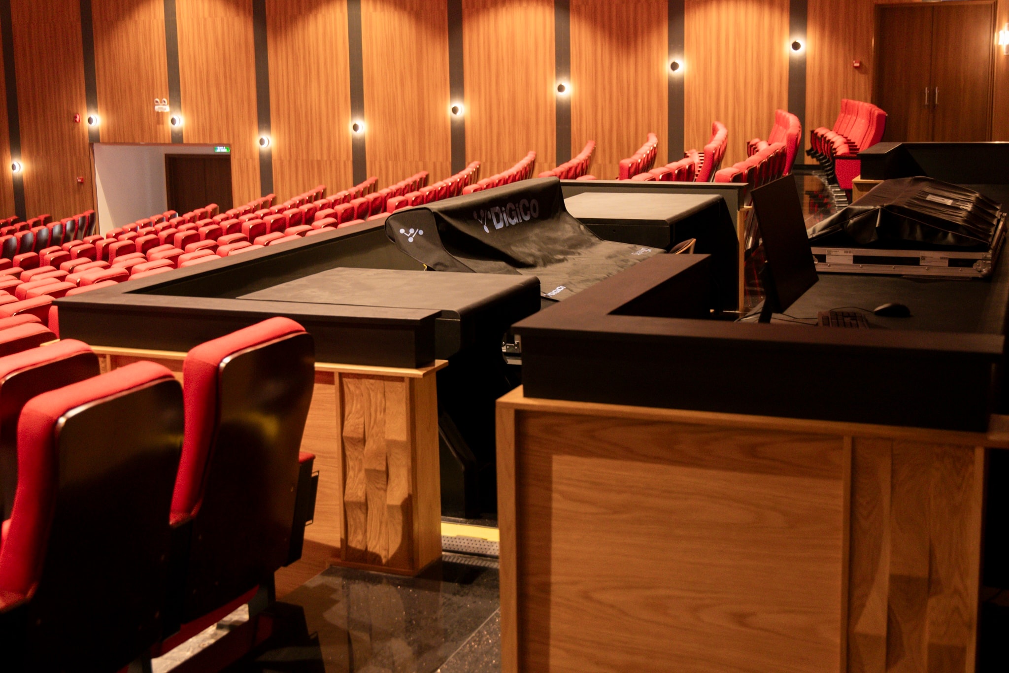 nha hat hoa binh anh 13