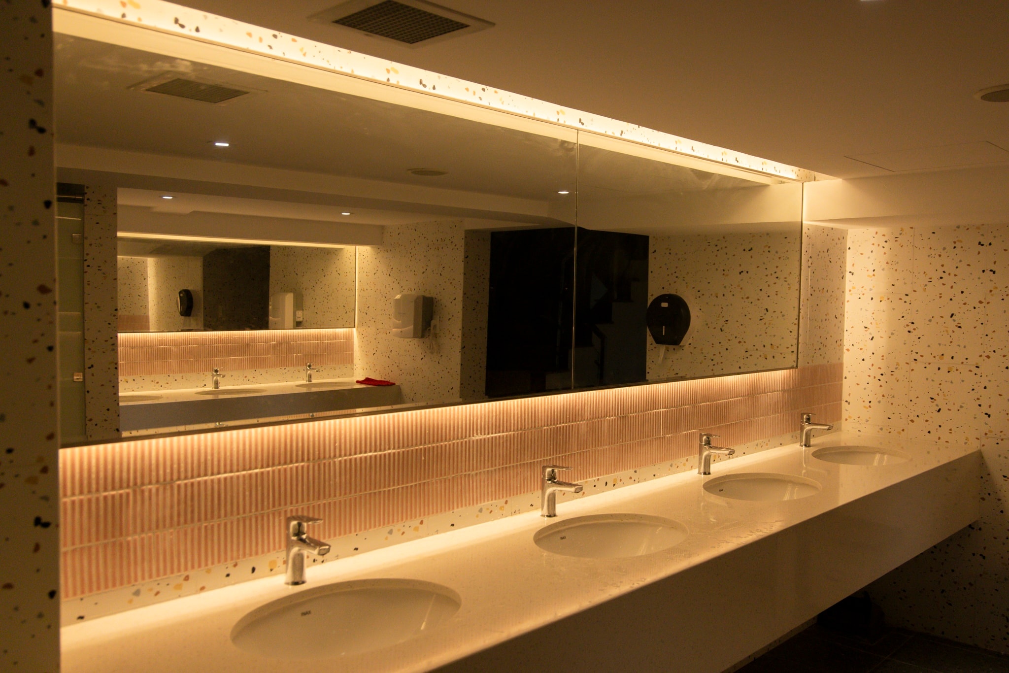 nha hat hoa binh anh 18