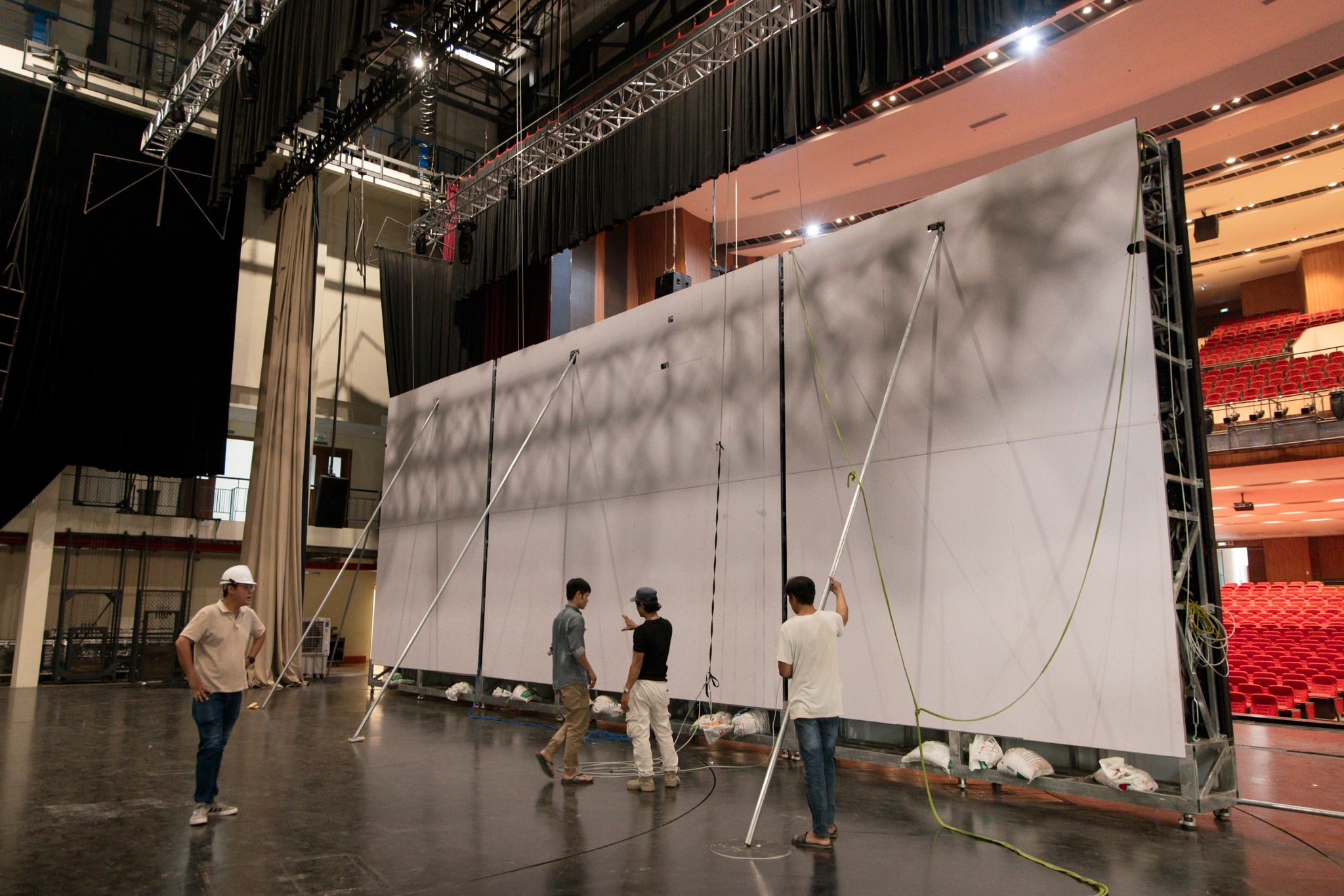 nha hat hoa binh anh 16