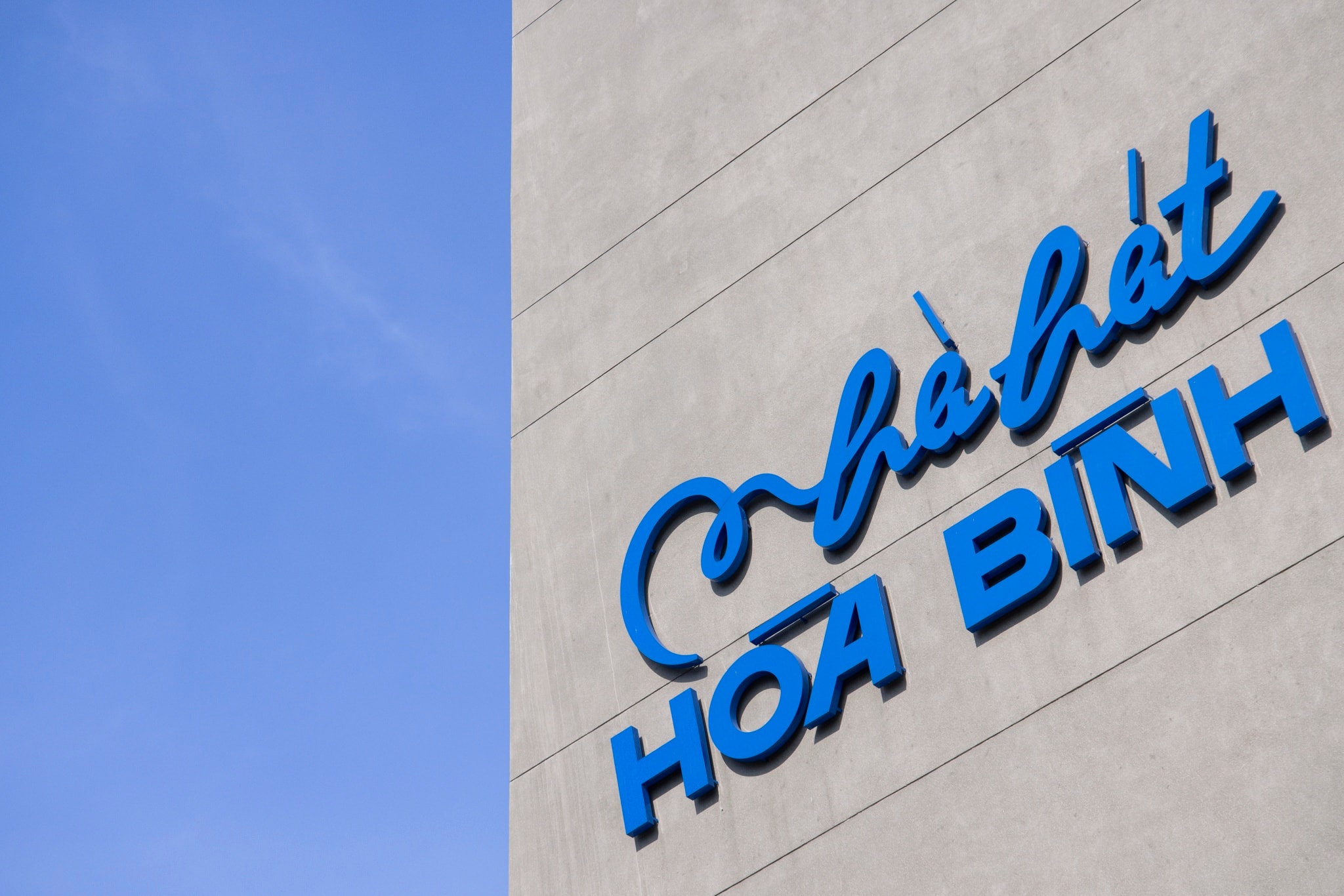 nha hat hoa binh anh 2