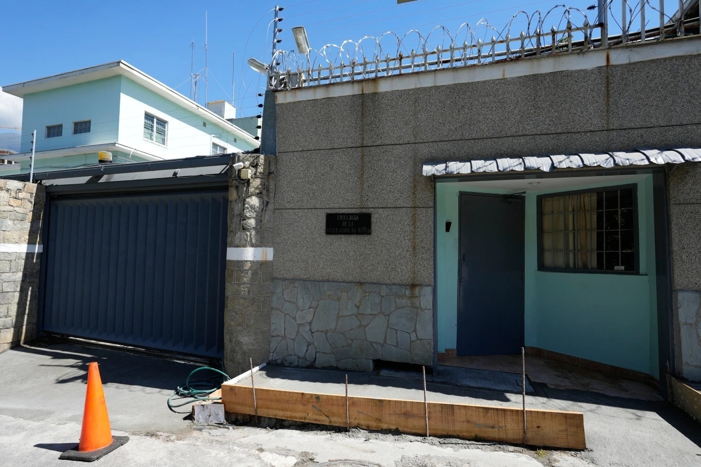 Lối vào đại sứ quán Nga ở Caracas đang trong quá trình sửa chữa. (Ảnh: AP)