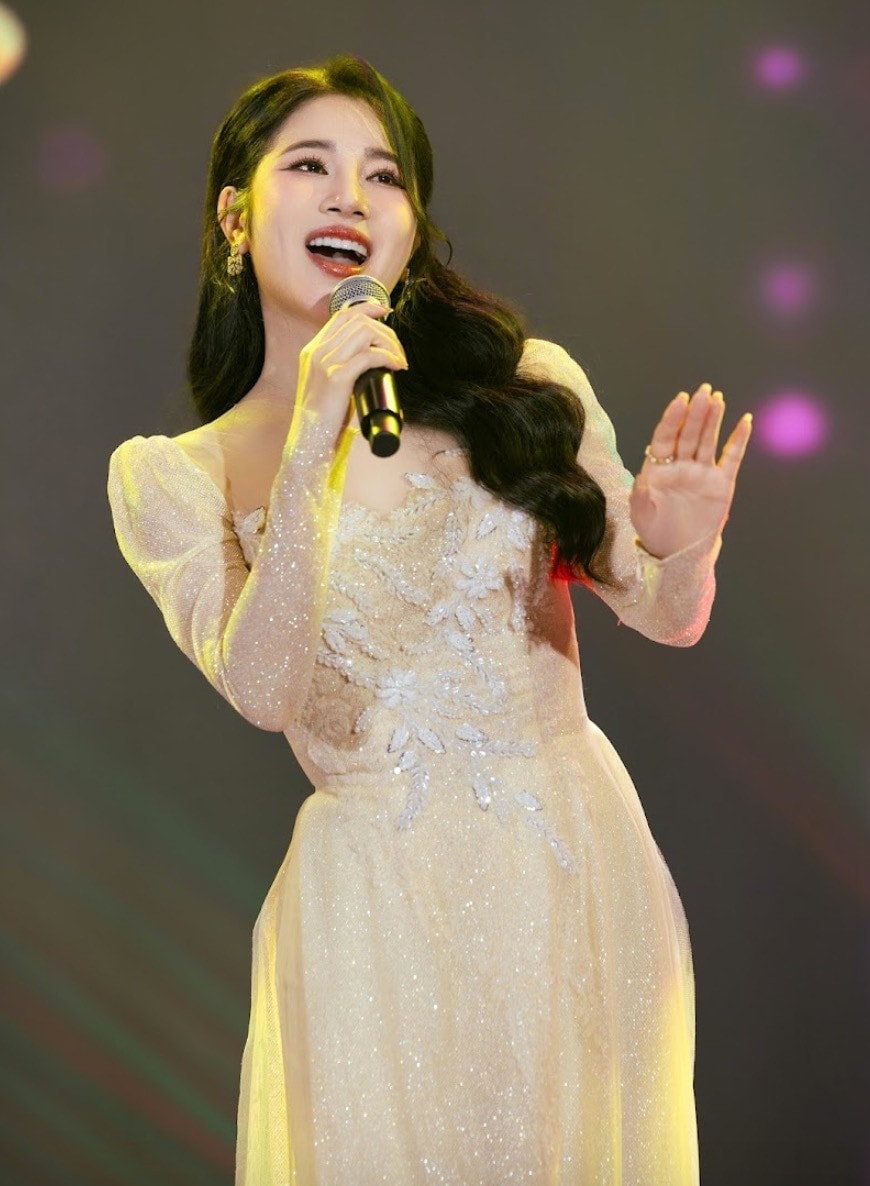 Ca sĩ Tố My trở lại sân khấu sau bạo bệnh.