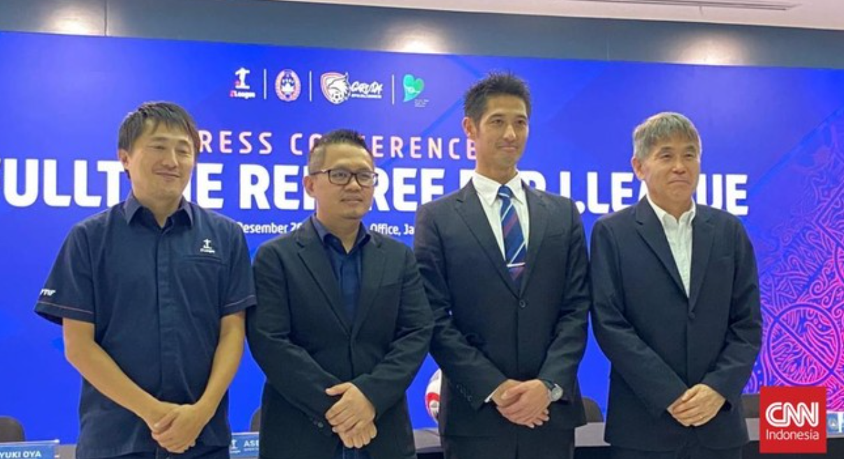 Yudai Yamamoto (thứ hai từ phải sang) là trọng tài chính thức của giải Super League mùa này. (Nguồn: CNN)