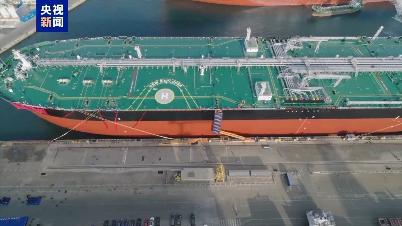 Trung Quốc ra mắt tàu chở dầu siêu lớn thông minh chạy bằng methanol.