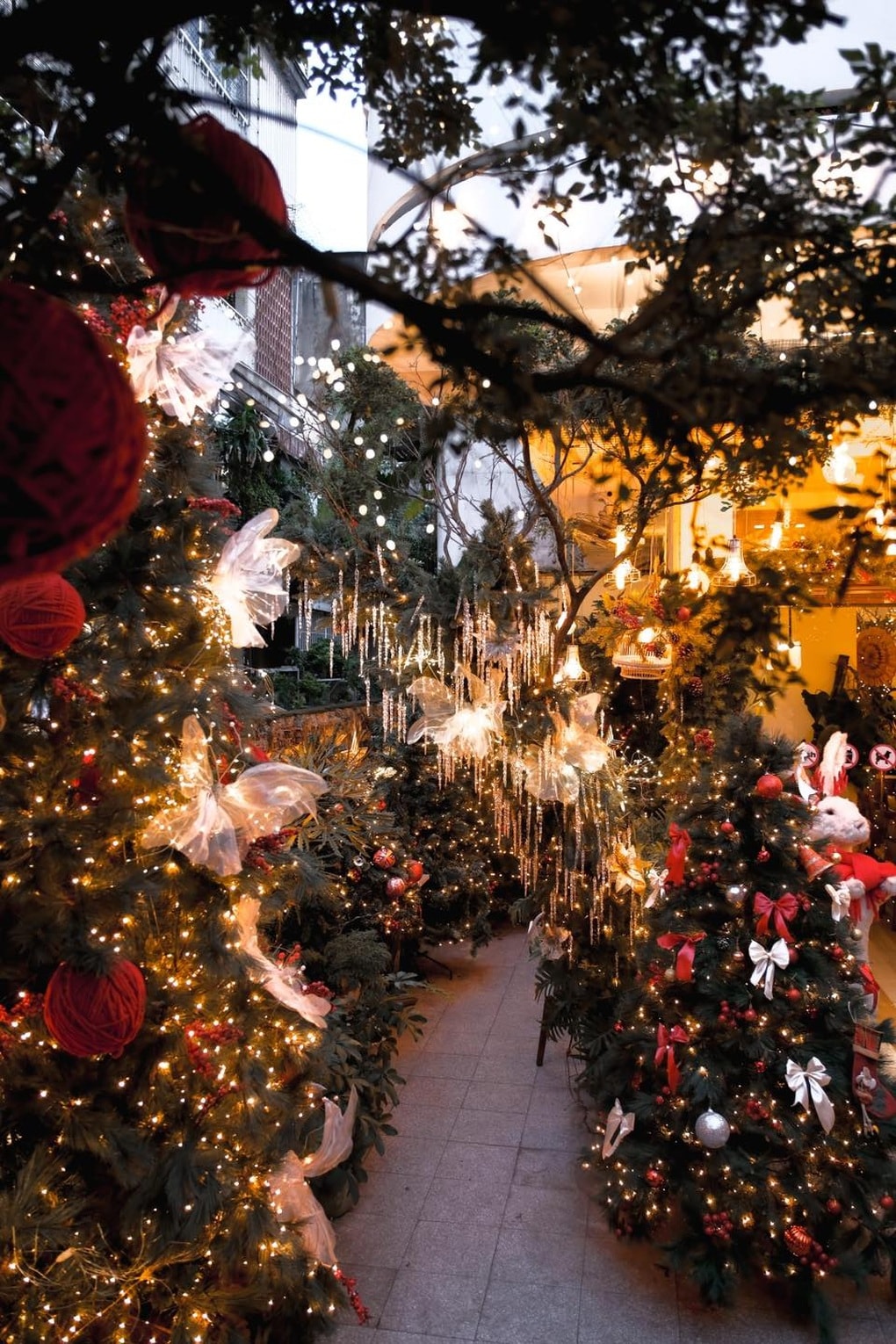 Top 5 quán cà phê ở TPHCM trang trí Giáng sinh rực rỡ, hút khách check-in - 1