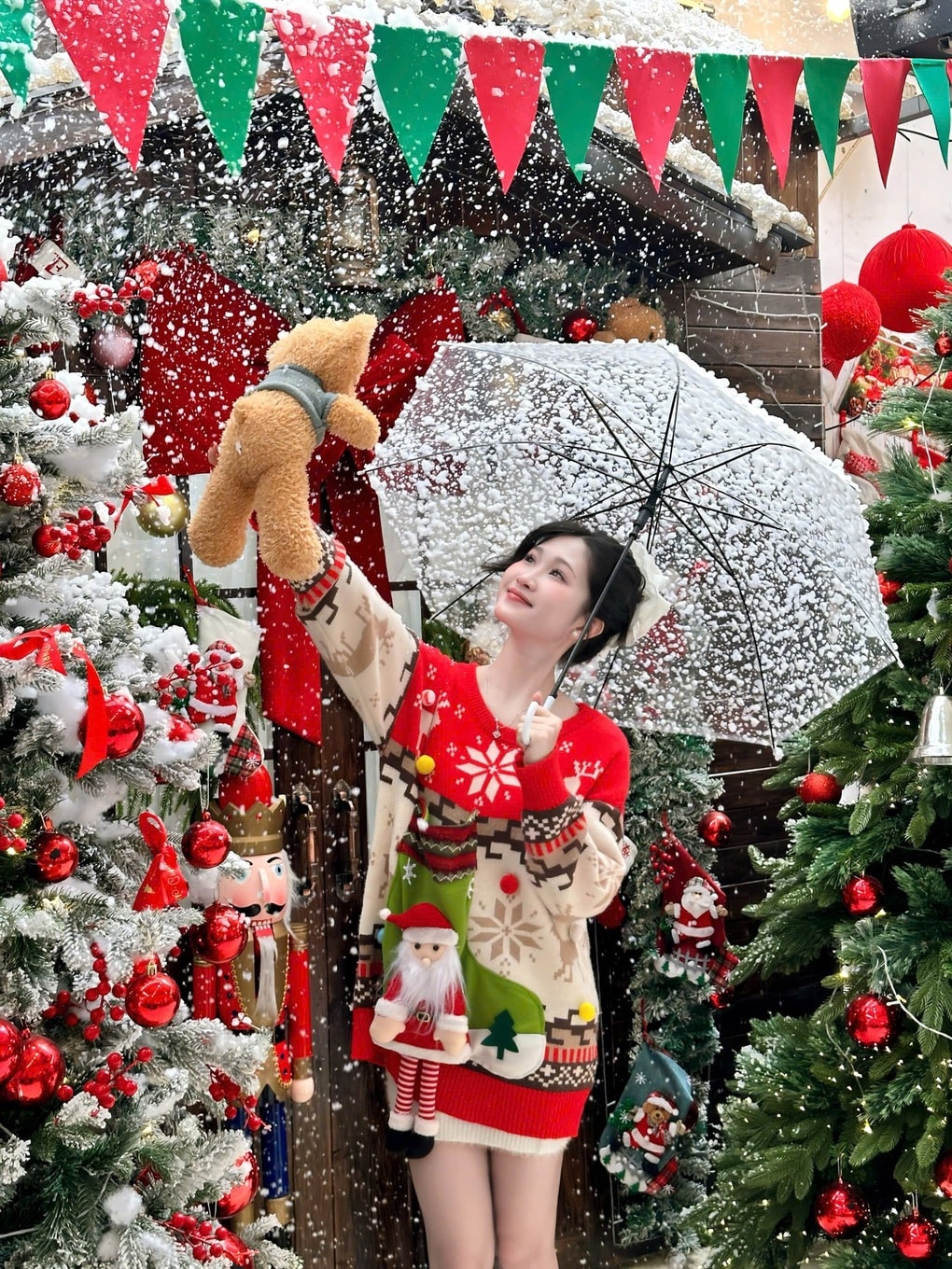 Top 5 quán cà phê ở TPHCM trang trí Giáng sinh rực rỡ, hút khách check-in - 9