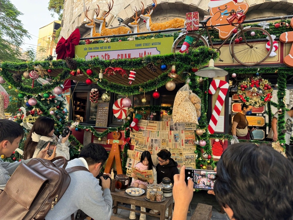 “Toa tàu di sản” xuống phố Hà Nội, thành điểm check-in hút giới trẻ - 1