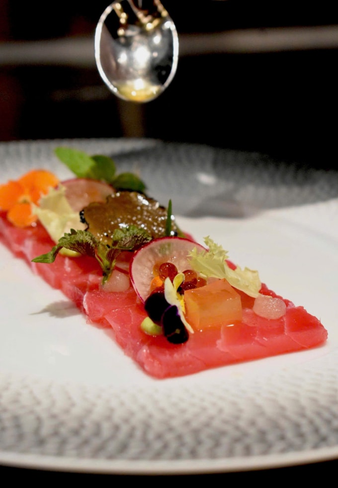 Món gỏi cá ngừ trong nhà hàng Hemispheres Steak and Seafood Grill. Ảnh: Hemispheres