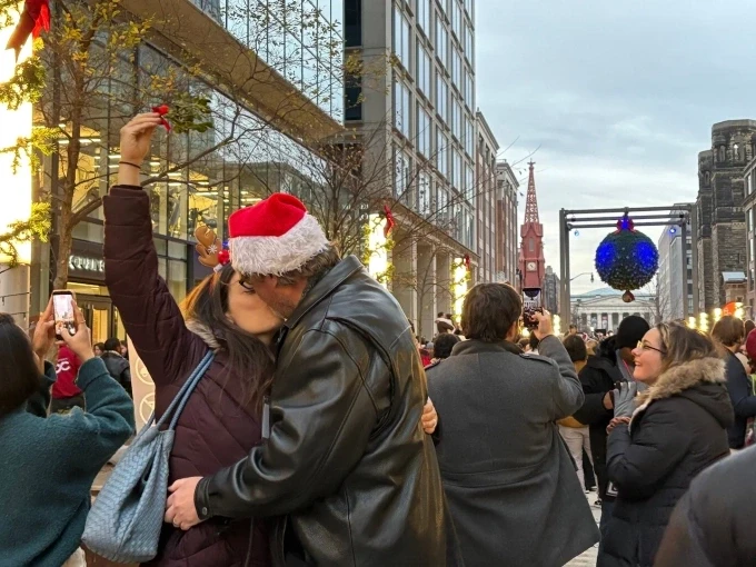 Một cặp đôi trung niên trao nụ hôn dưới quả cầu tầm gửi ở Washington, ngày 13/12. Ảnh: Washington Post