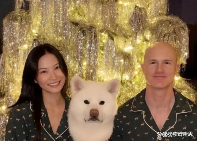 Bức hình Giáng sinh ấm áp của vợ chồng Brian Armstrong. Ảnh: QQ