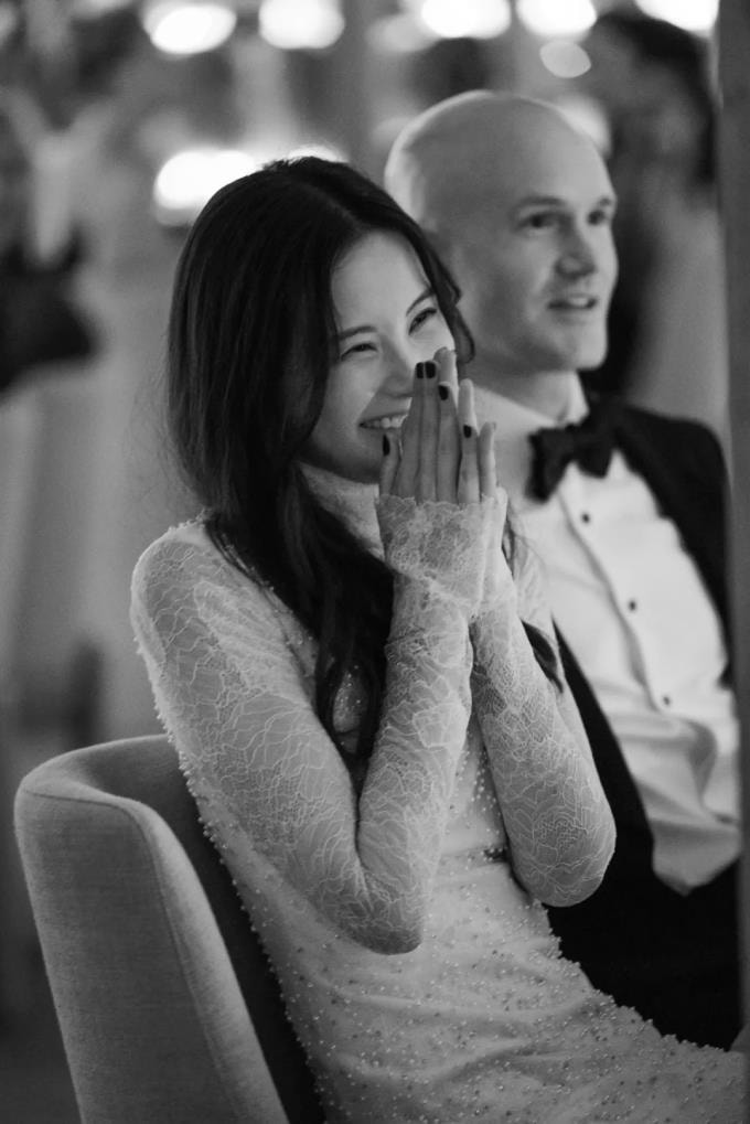 Brian Armstrong và vợ Angela Meng trong ngày cưới. Ảnh: QQ